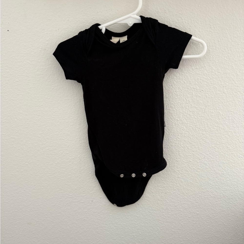 Kyte BABY Black Bodysuit with Short Sleeves and Round Neckline
